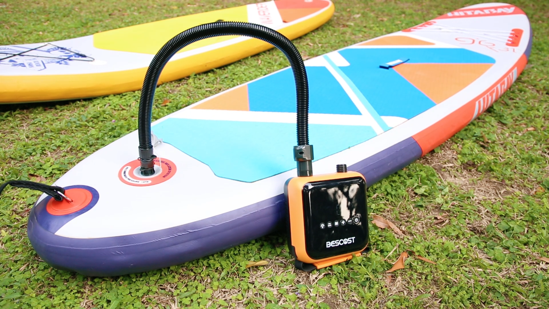Pompe électrique 20 PSI Rechargeable – Gonflage Rapide 7 Min, Arrêt Auto, Double Mode (USB-C/12V), Pour SUP, Kayak, Bateau, Tente
