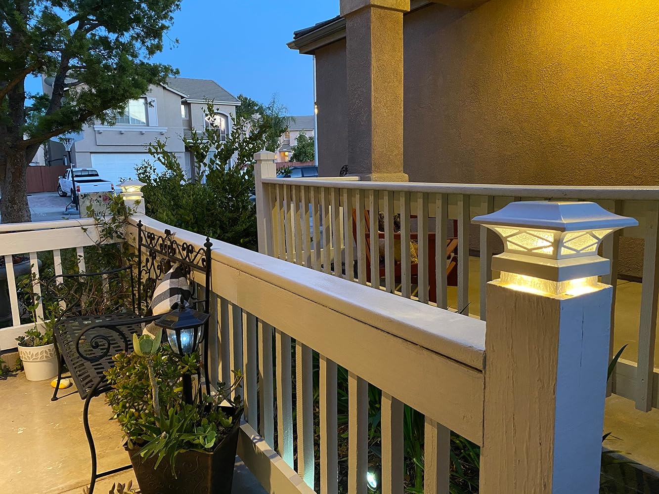 Kingsbridge Dual Lighted Solar Post Cap - White