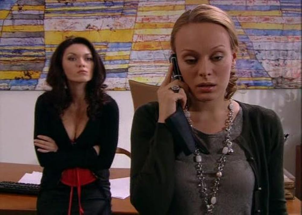 Bir qiz otkinchilarning oldida sik soradi.