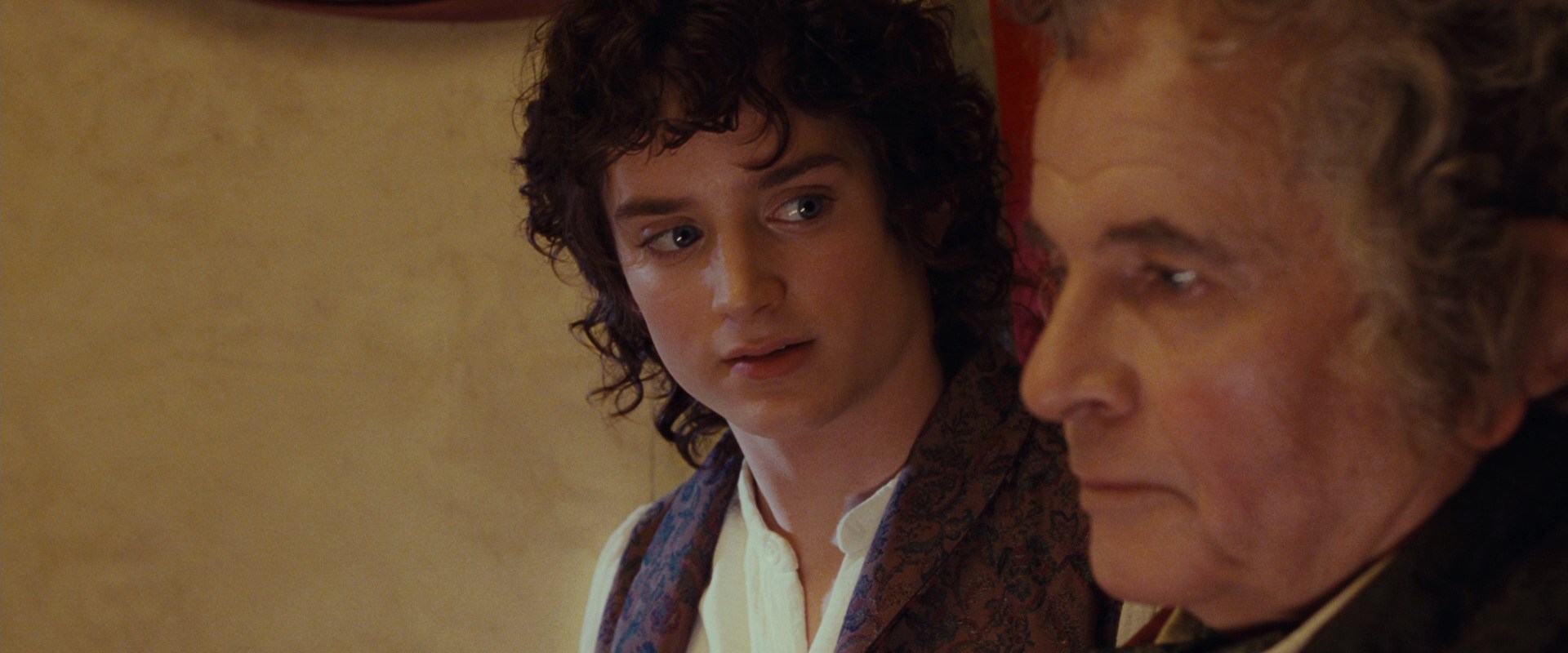 Ian Holm and Elijah Wood in El señor de los anillos: La comunidad del anillo (2001)