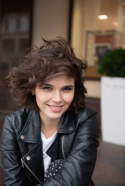 Katta erotik kulgichlar Hashamatli oq tukli mushuklar