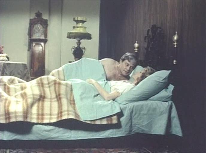 Donatas Banionis and Zhanna Bolotova in Begstvo mistera Mak-Kinli (1975)
