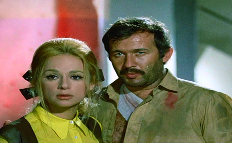 Ularga josuslik qilayotganda dikini silkitadi Ularga josuslik qilayotganda dikini silkitadi