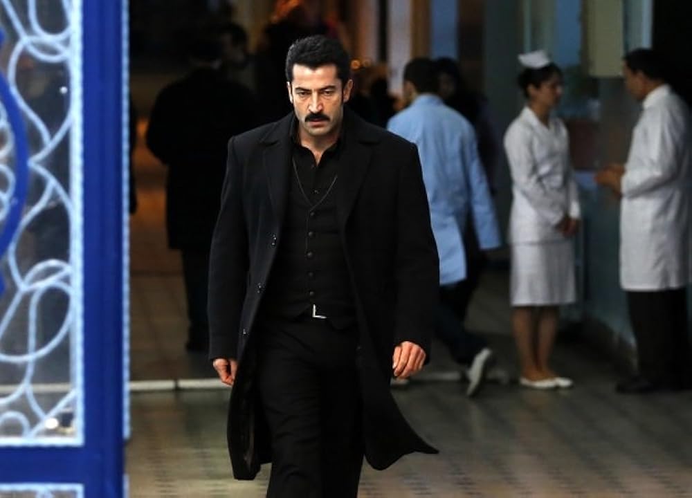 U qolini keskin itarib yubordi U qolini keskin itarib yubordi