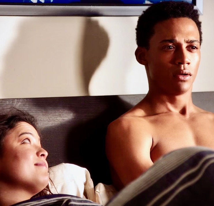 Onlayn porno Anya U uxlab yotgan keksa ayolga yashirinib oldi va uni sikdi.