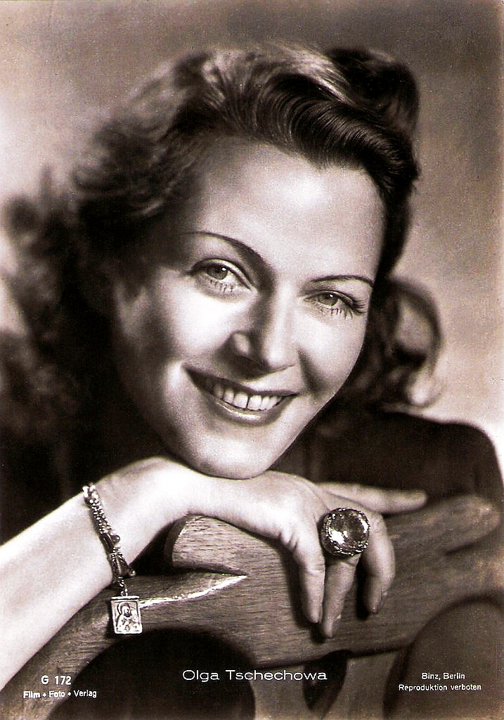 Oq shaffof mini pantiesdagi etuk ayollar Karen Shenaz Devid yalangoch