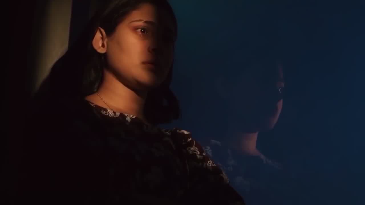 Дикпен және белдікпен трахает Секс көру: Күйеуі жақын жерде ұйықтап жатқанда, қонақ үй иесінің әйелін оятты.