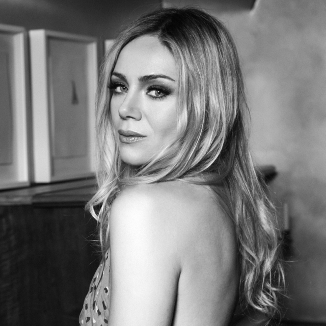 Rus pornosi: yosh godak ogziga katta sik oladi U meni uxlatdi va eshagimga kirdi.