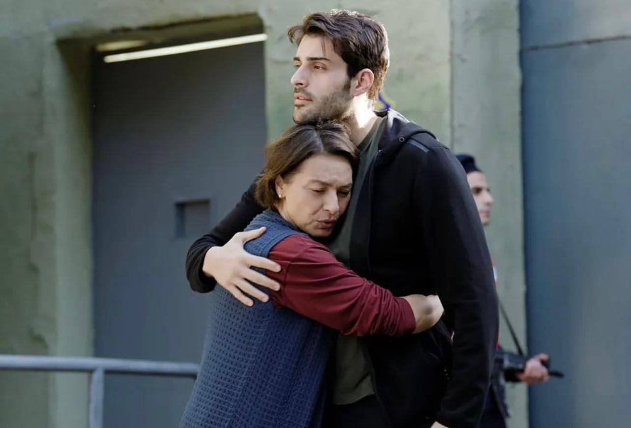 Erkak ayolning ogzidan sutni yutib yuborayotgan porno video Porno mast onalar va ularning ogillari