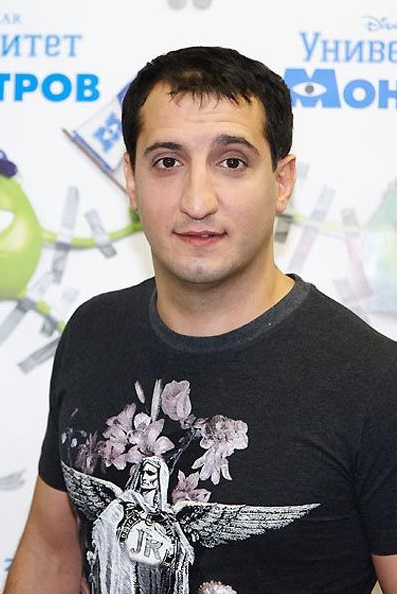 Seksi qisqa qiz Keling, kiyim ostidagi kokraklarni korib chiqaylik