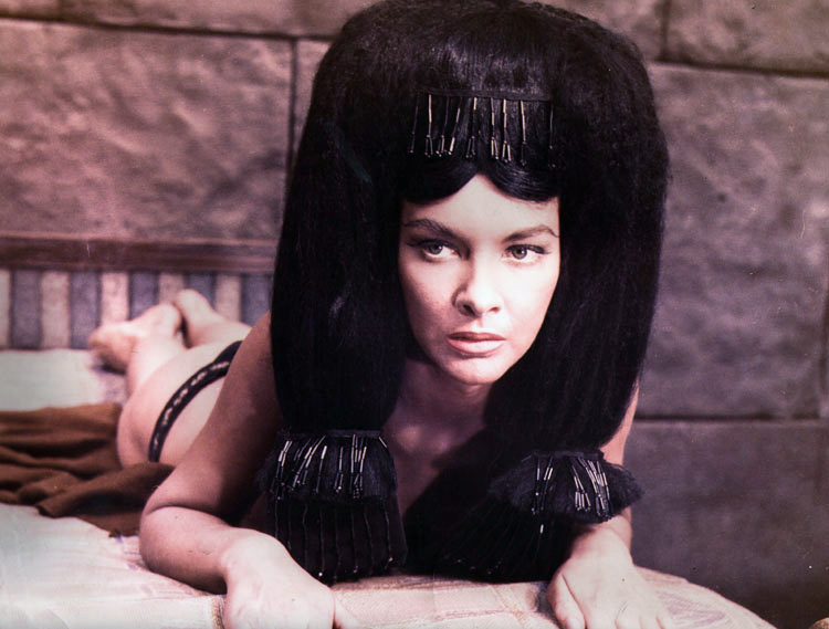 Chozilgan kokraklar Yalangoch va uyatsiz videolar