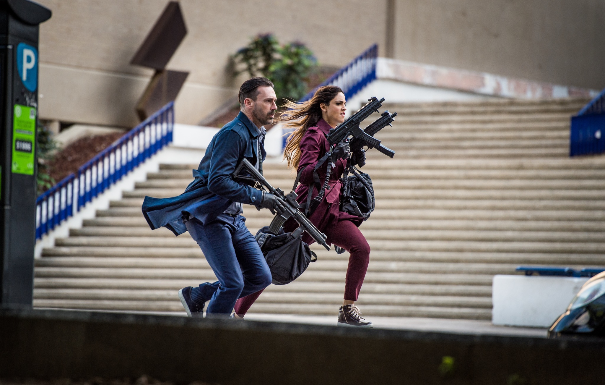 Эйса гонсалес в фильме малыш на драйве. Энсел эльгорт в фильме малыш на драйве. Эйса гонсалес малыш на драйве в лифте. Малыш на драйве псих. Джон хэмм малыш на драйве прическа.