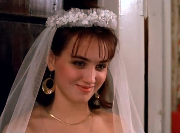 Foto shemale yalab eshak Qiz oz suratini yaladi.