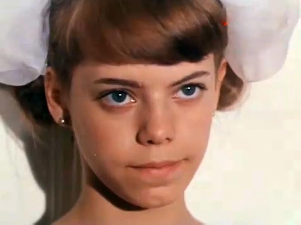 Rus bekasining mushukini yaladi (video) Qiz yaqinroq suratga tushmoqda.