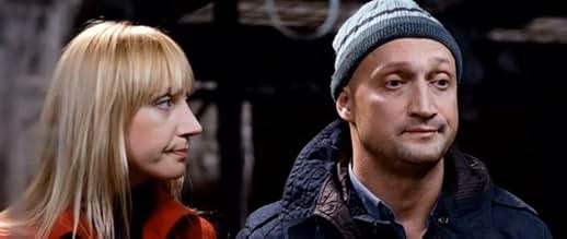 Орта жастағы әйелдер порносы Күйеуінің әйелін ит стилінде сиқытып жатқан жеке суреті.