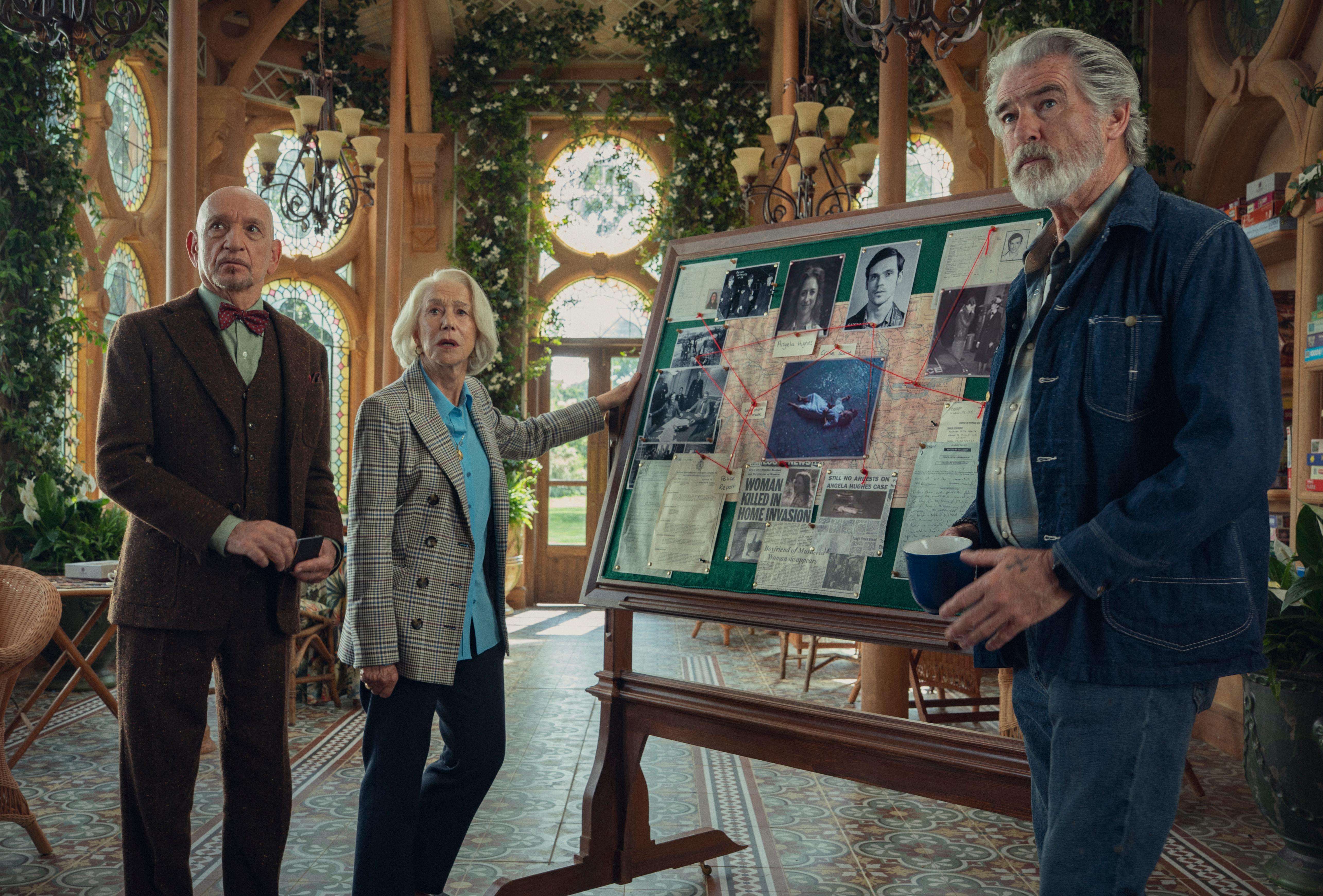 Ben Kingsley, Helen Mirren e Pierce Brosnan em “O Clube do Crime das Quintas-Feiras” © Netflix