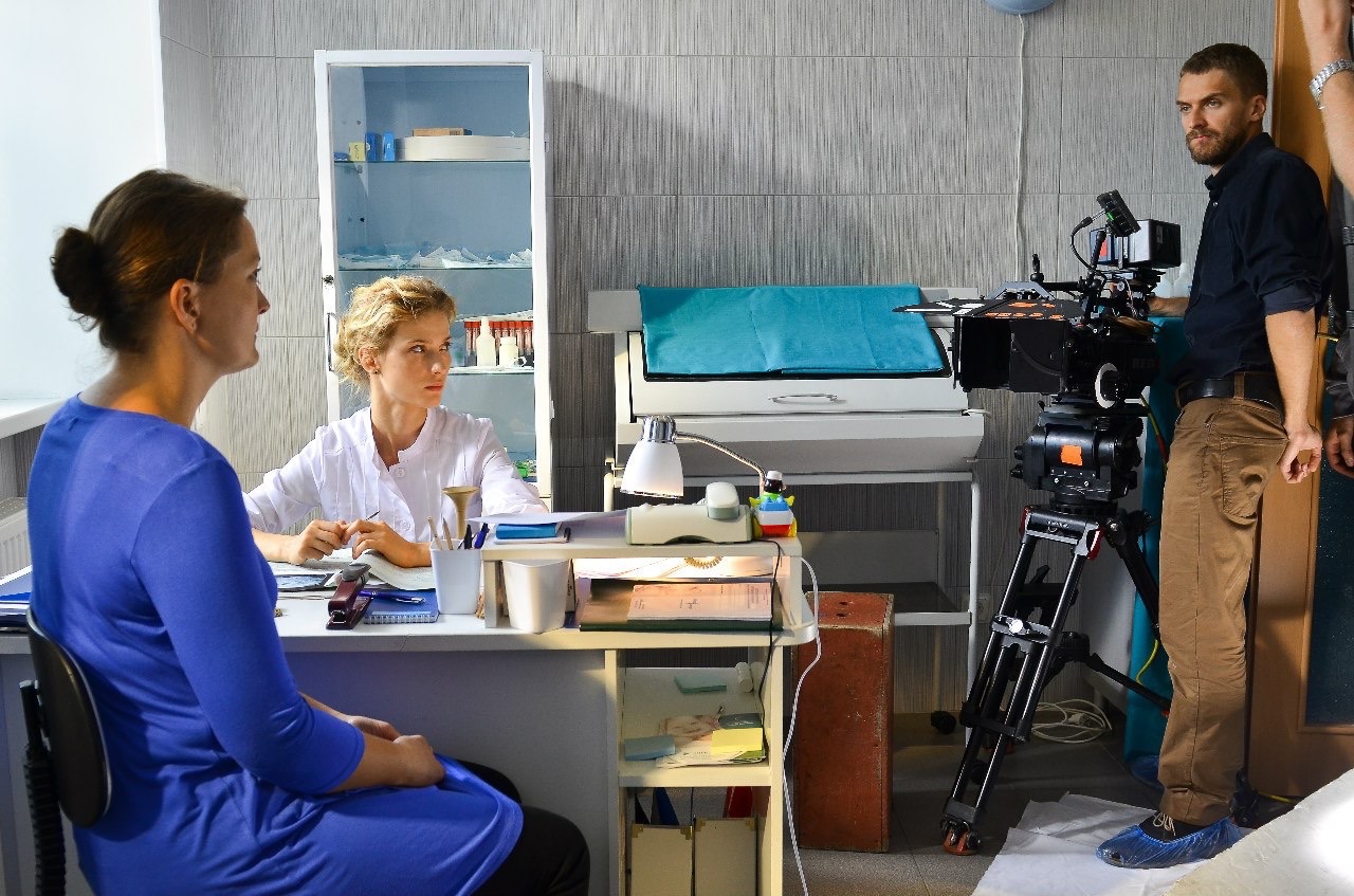 Erkak ayolning mushukini yalaydi va u oqimga kiradi. Rus cuckold porno