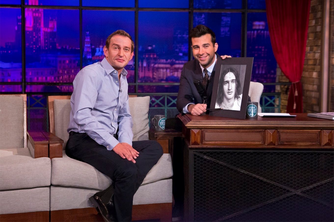 Onlayn porno teleflna Simony Diamond porno suratga olmoqda.