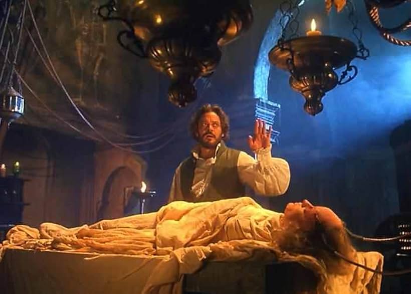 Raul Julia and Catherine Rabett in Frankenstein oltre le frontiere del tempo (1990)