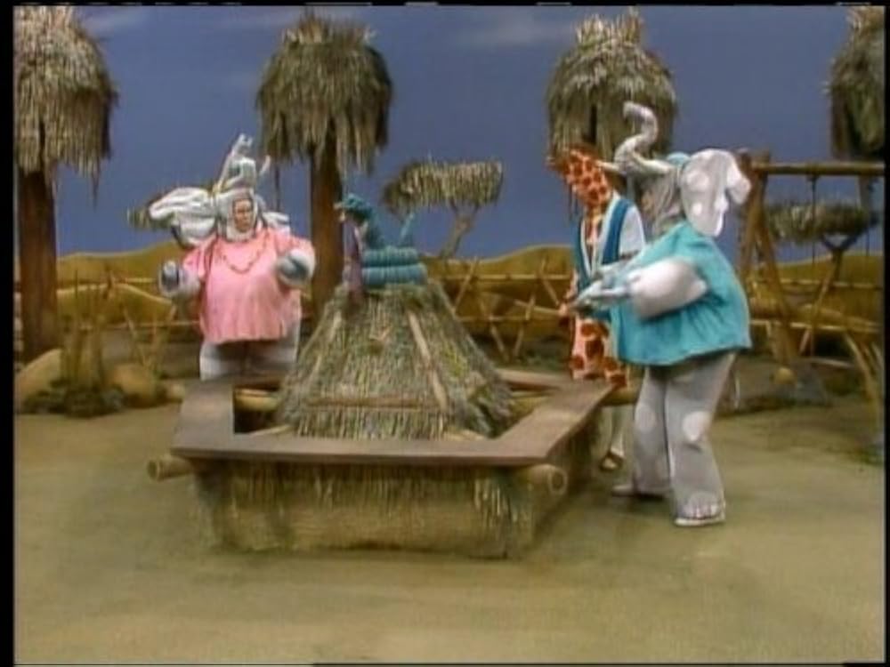 "Mister Rogers' Neighborhood" 1610 Josephine the Short Neck Giraffe