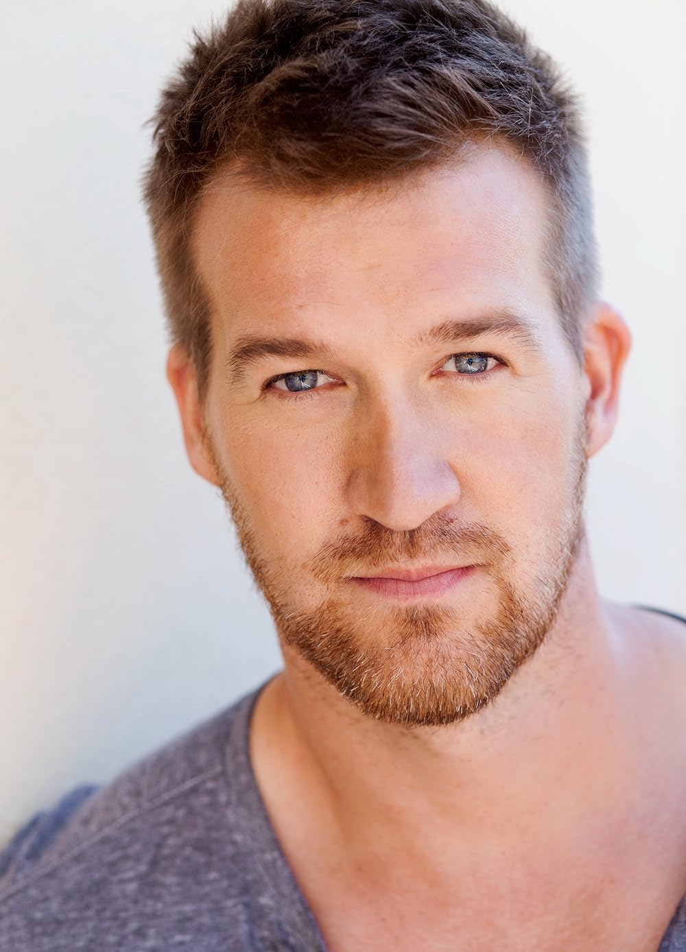 Кеннет мичелл актёр. Кеннет митчелл. Кеннет митчел. Кеннет митчелл фото. Кеннет мичелл актёр.