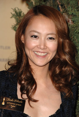 Ayolning yelkasiga qoli bilan eshakda sikilgan porno video