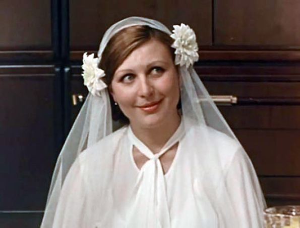 Yosh ayol ozini katta yuklarni onlayn qondiradi