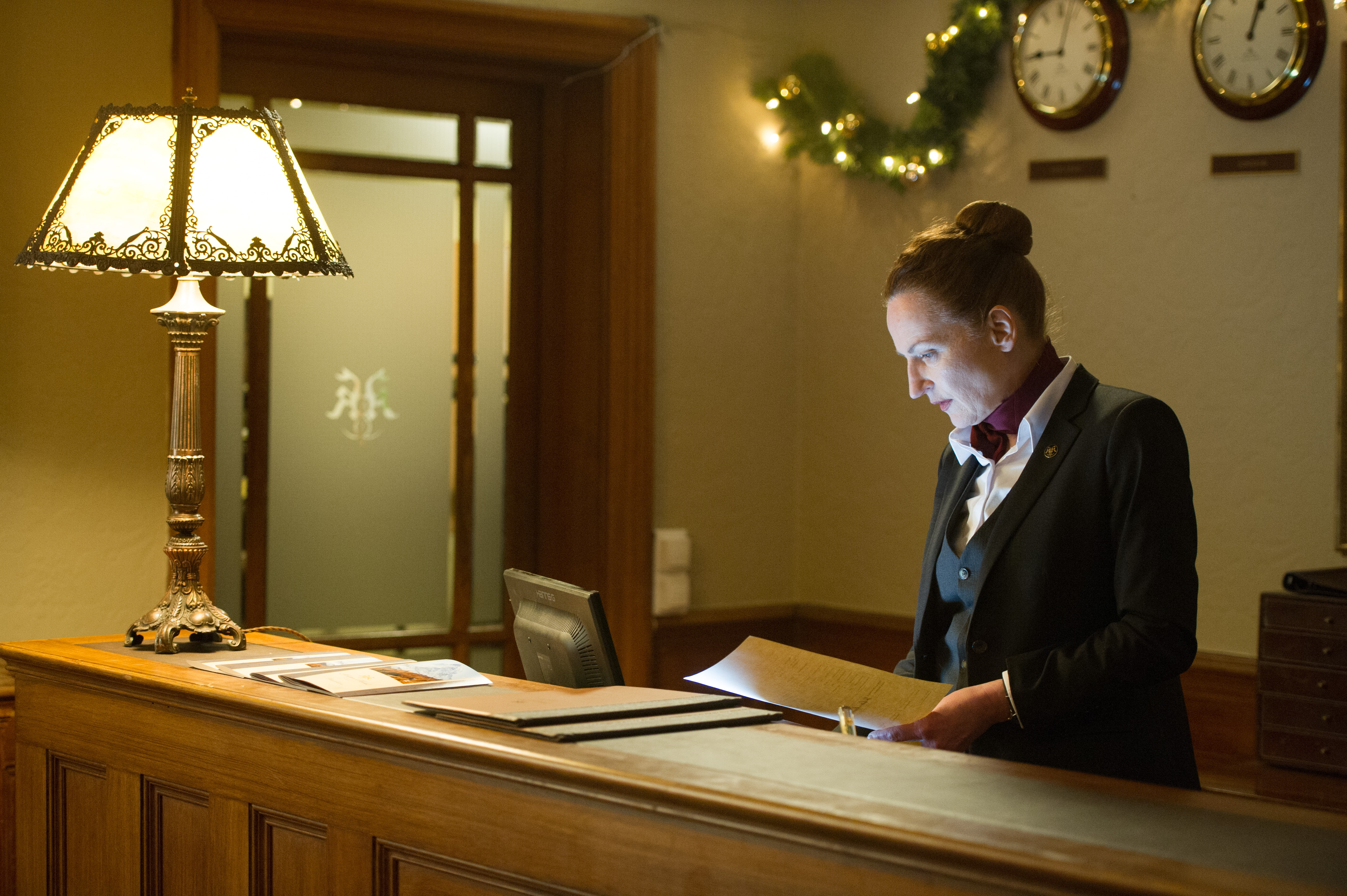 Джонатан пайн ночной администратор. Джонатан арис зона 414. Ночной аудитор в отеле. Том хиддлстон сериалы. Том хиддлстон ночной администратор.