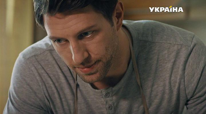 Uning oz qozini sorishini tomosha qiling