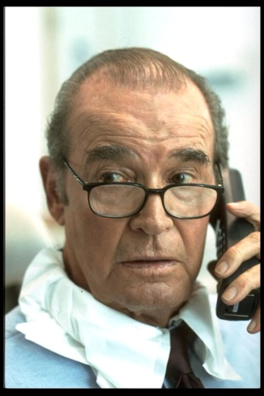 бизнесмены обсуждают на полу. переговоры за столом. хиллари клинтон выборы 2016. дискуссия презентация. деловые переговоры.