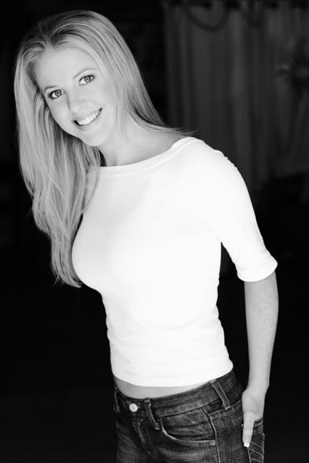 Brittani Robertsonning yalangoch fotosuratlari Porno filmda Litvinova