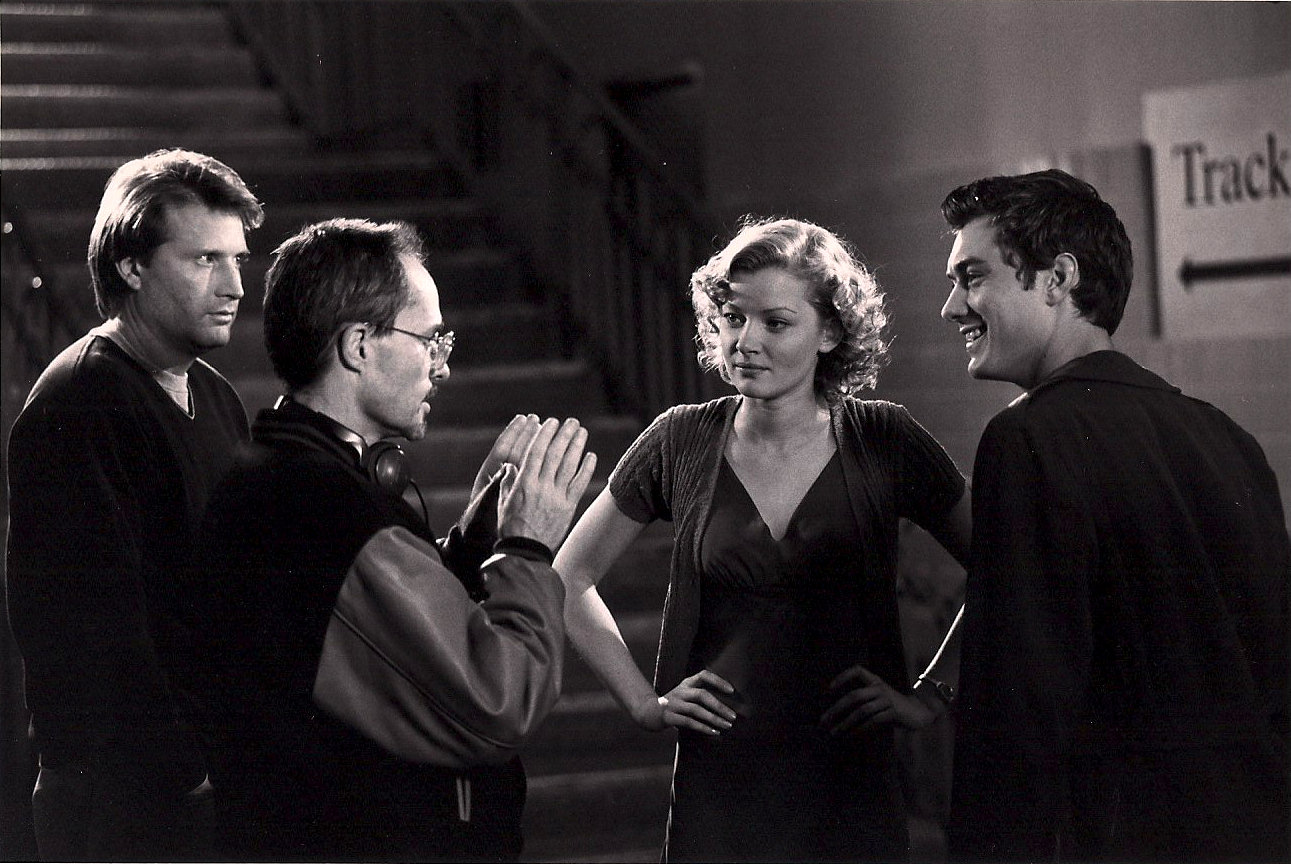 Jude Law, Gretchen Mol, and Charlie Peters in Music from Another Room (1998)