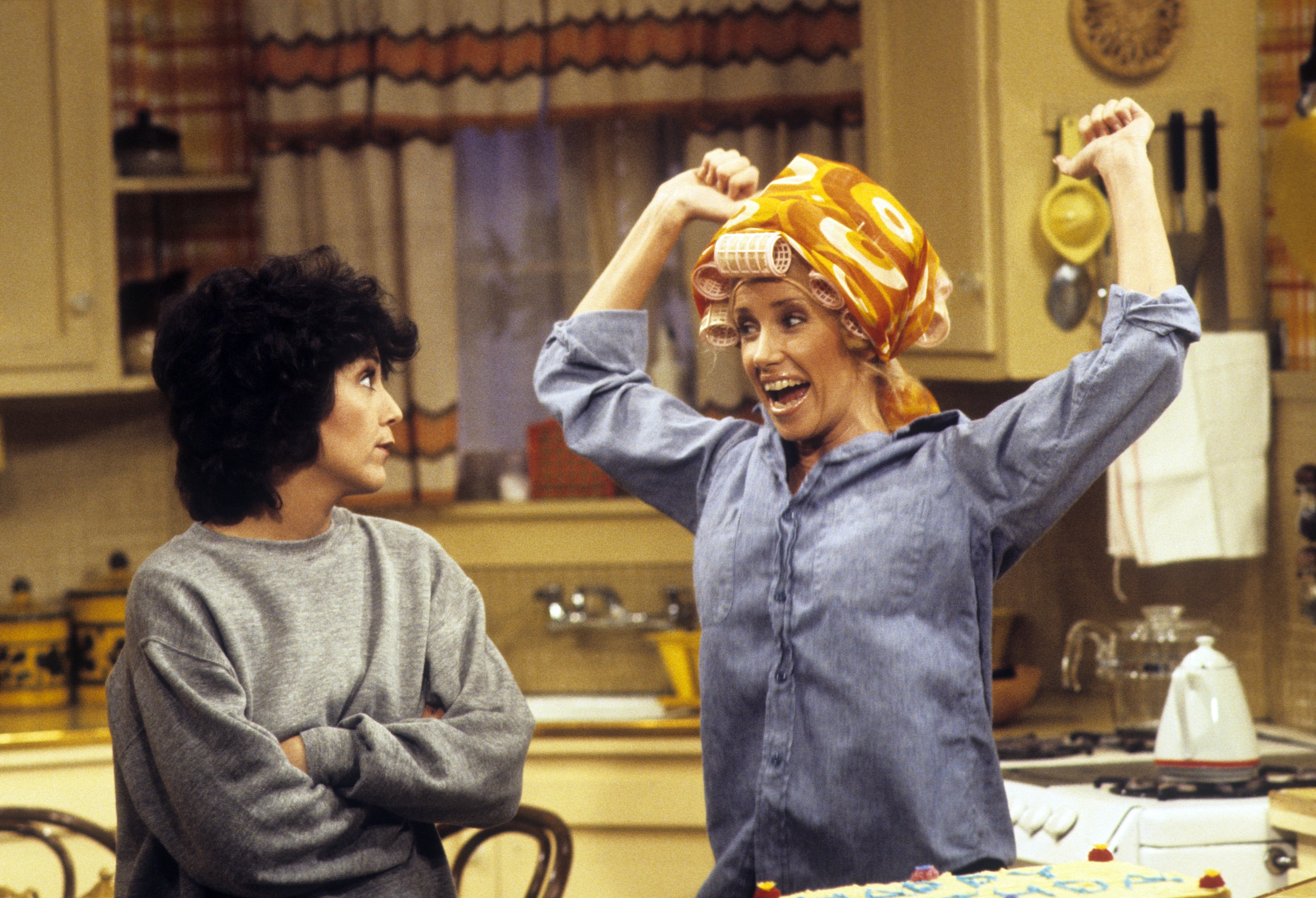 Other lives фото 2023. Guillemots. Mary somers. 3 other. трое счастливых друзей.