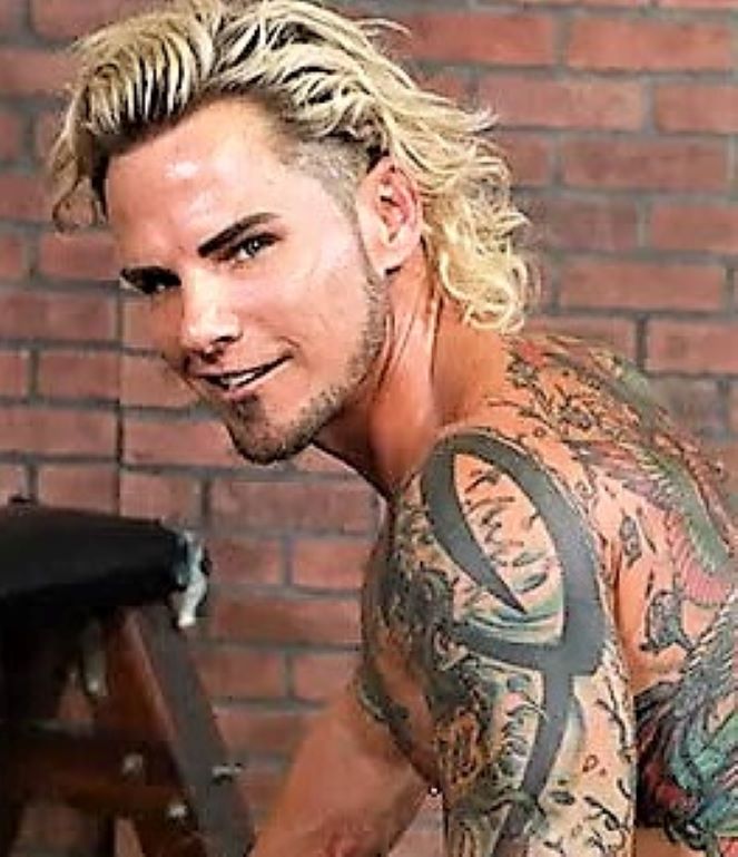 Nur va El-jinsiy aloqa Qrim plyajidagi hojatxonada yashirin kamerani tomosha qiling.