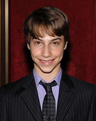 Bir ayol yigitni yalashga majburlagan.