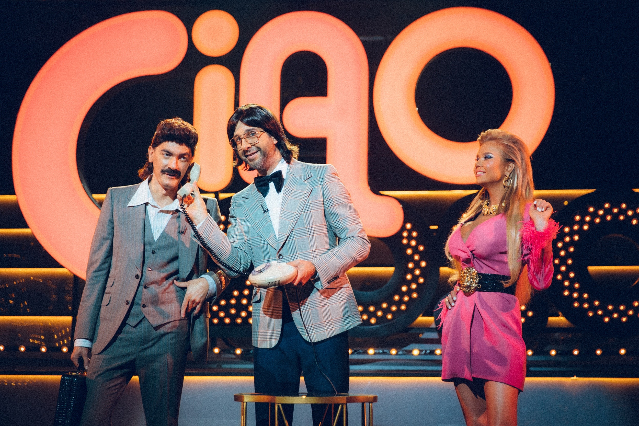 Soxta jinsiy olatni bilan lezbiyen video