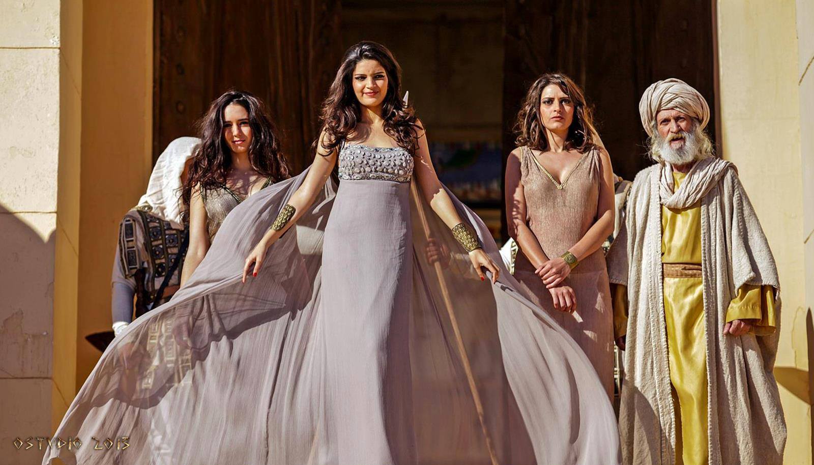 Ipak xalat kiygan jingalak qizlar Faqat yalangoch katta dumbalar