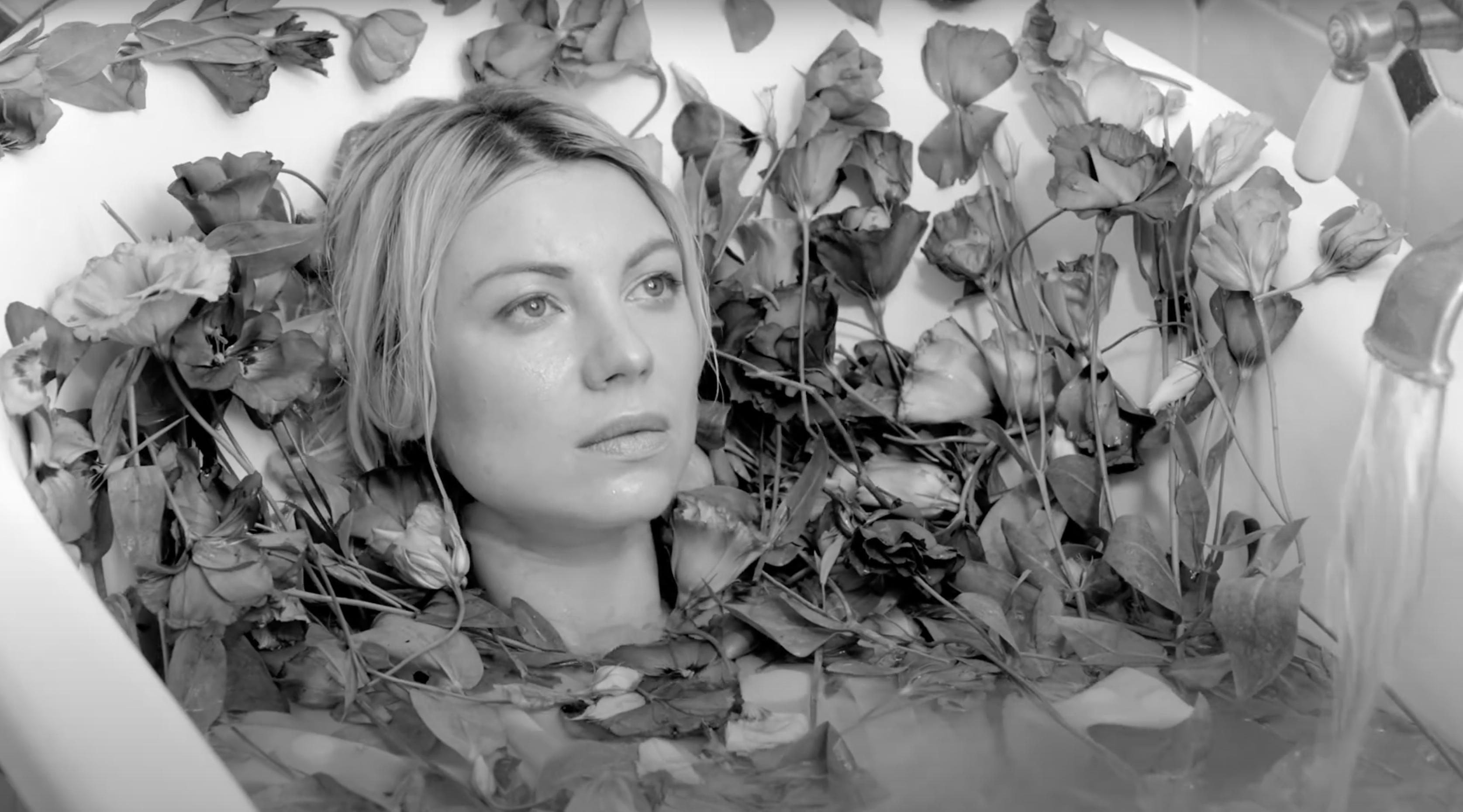 Videoda nudistning jinsiy azosi tik turgan