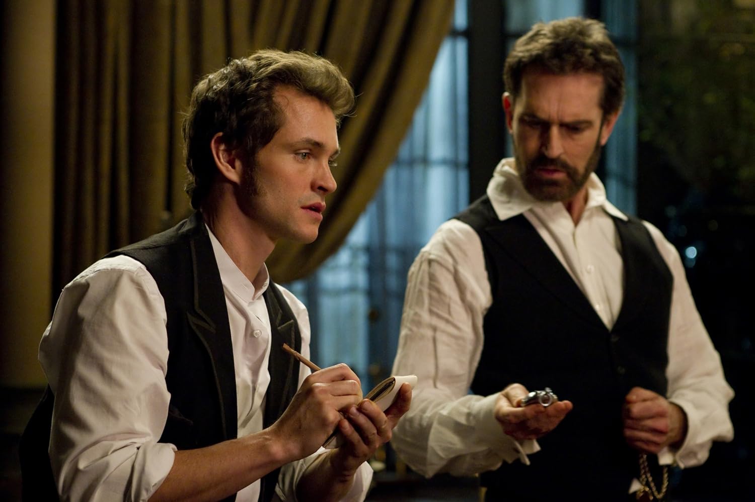 Rupert Everett dan Hugh Dancy dalam Hysteria (2011)