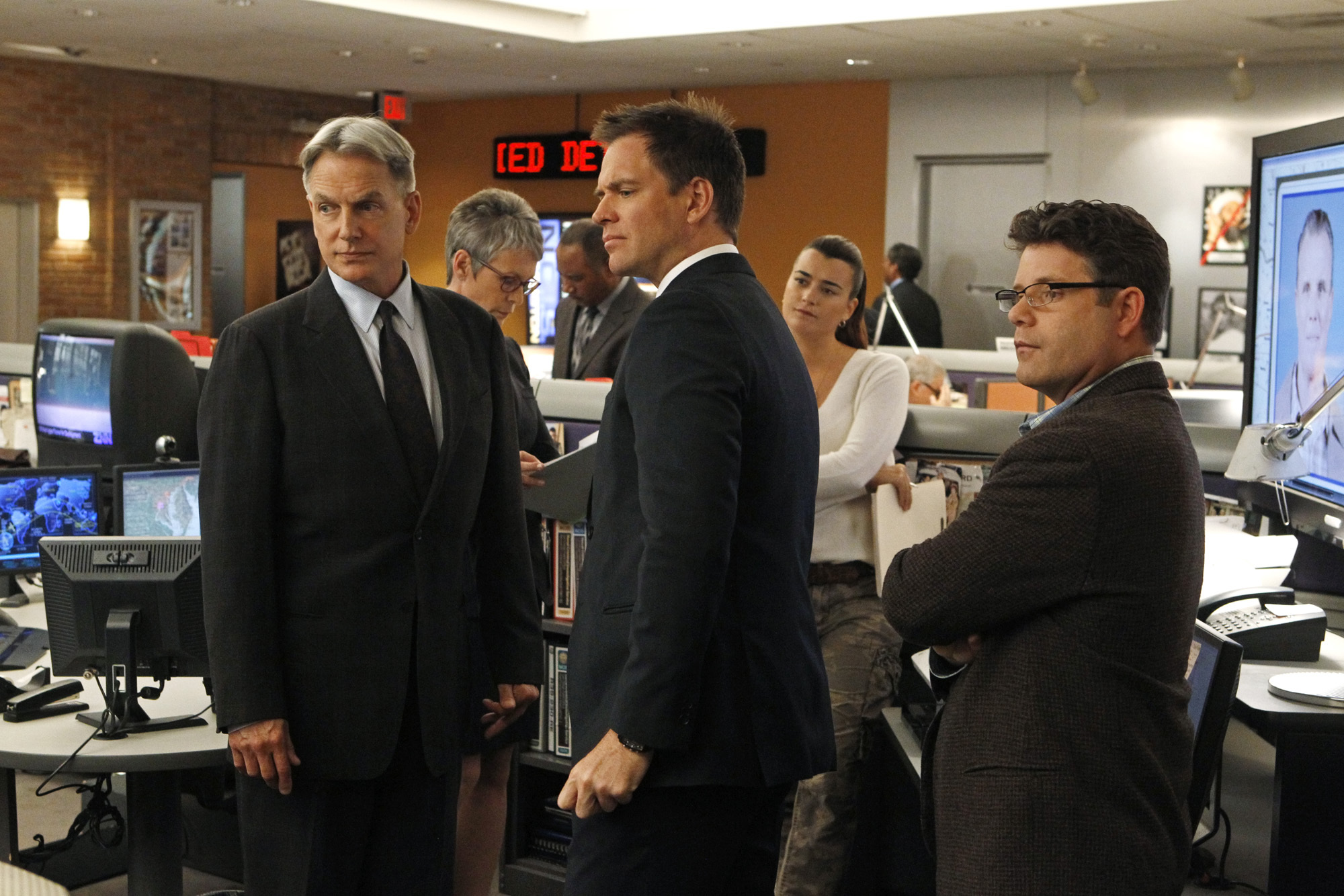 Jamie Lee Curtis, Sean Astin, Mark Harmon, Michael Weatherly, and Cote de Pablo in NCIS (2003)