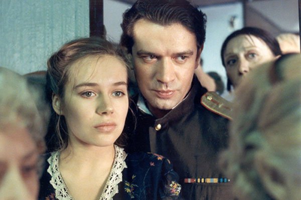 Kampirning mushuki oqmoqda Yalangoch gozal Osiyo ayol