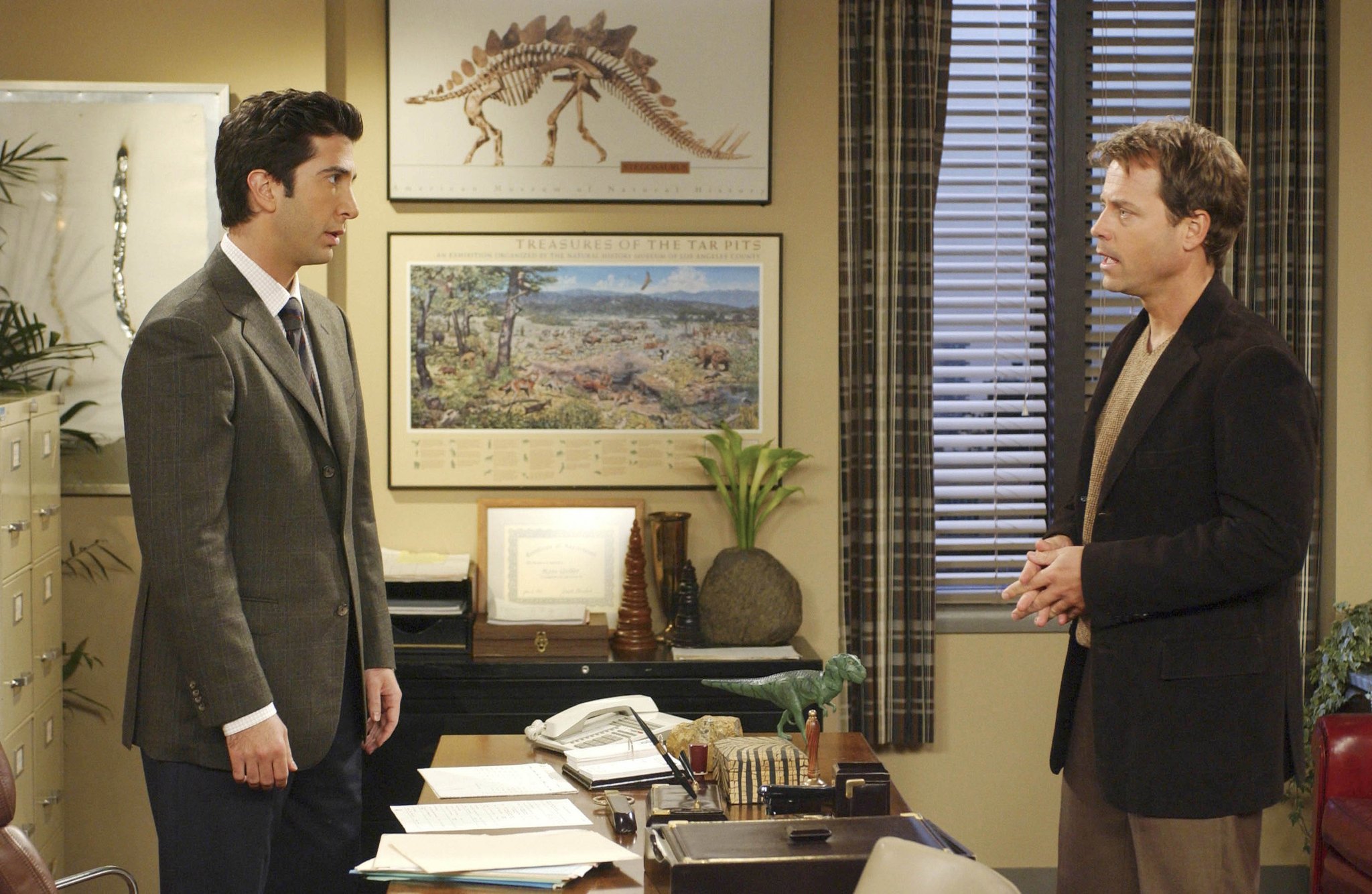 чендлер друзья 8 сезон. The one with an. The one with an. друзья 9 сезон. джоуи друзья.