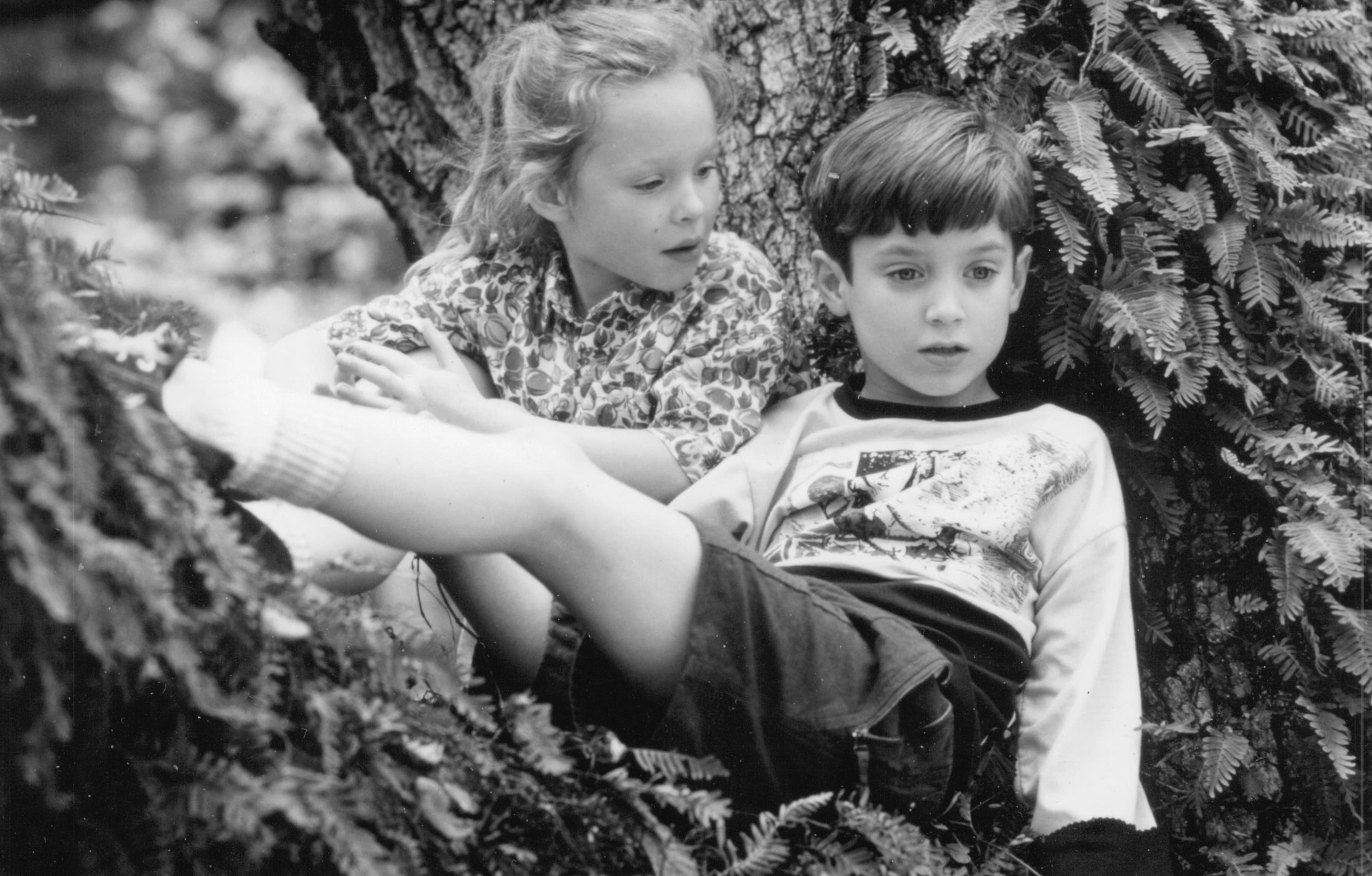 Thora Birch and Elijah Wood in Paradise (1991)