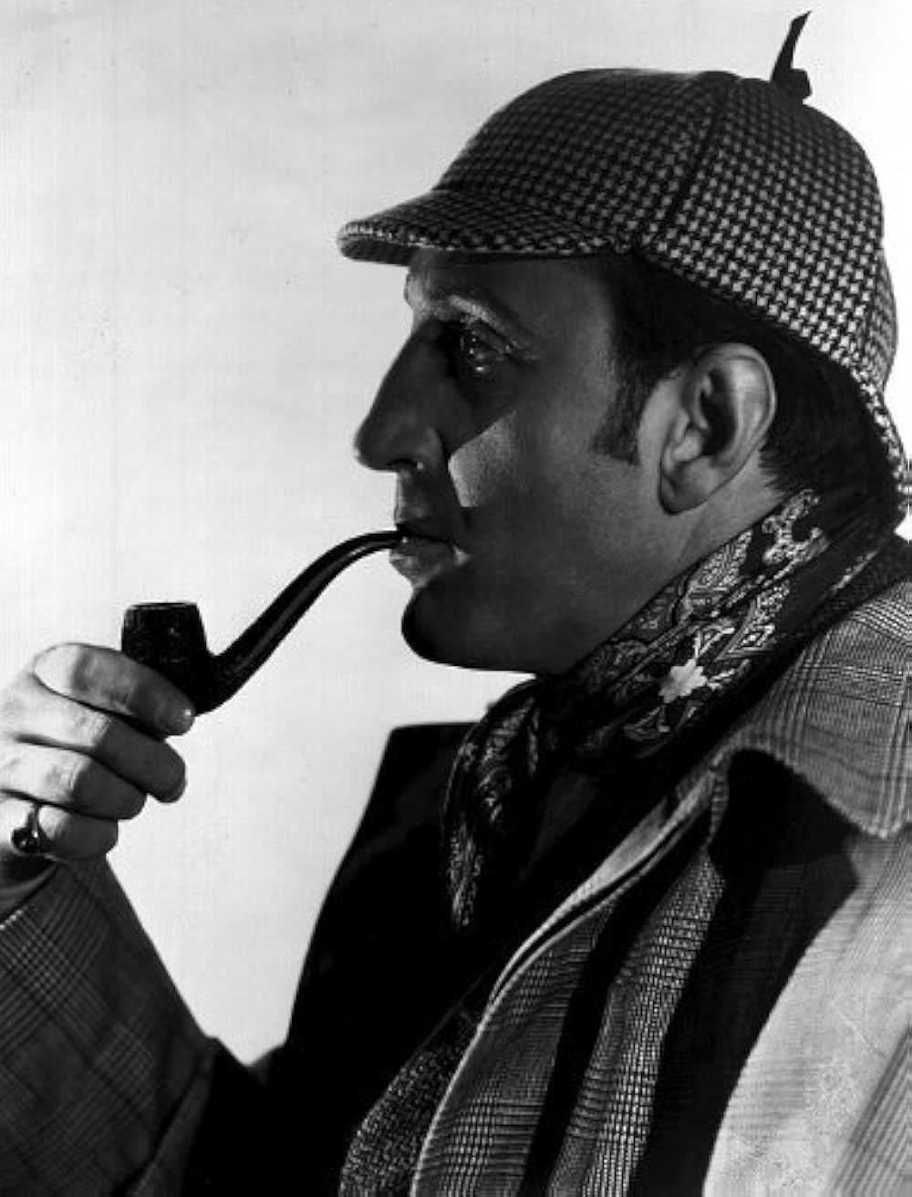 курильщик трубки. знаменитости с курительной трубкой. шерлок холмс ливанов. трубка с дымом. курильщик трубки.