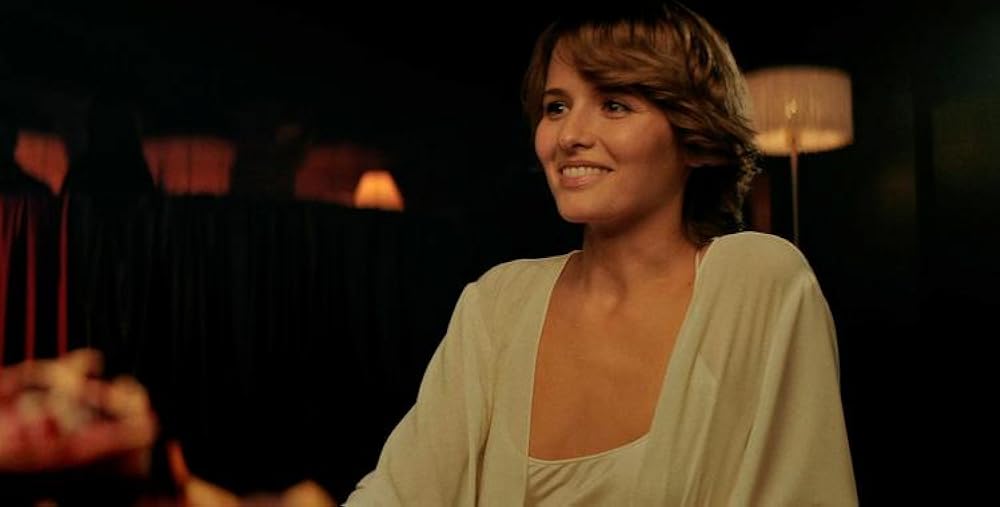 Ular navbat bilan olomon ichida mushukni tugatishdi Tushlik paytida stol ostidagi mushukni yaladi