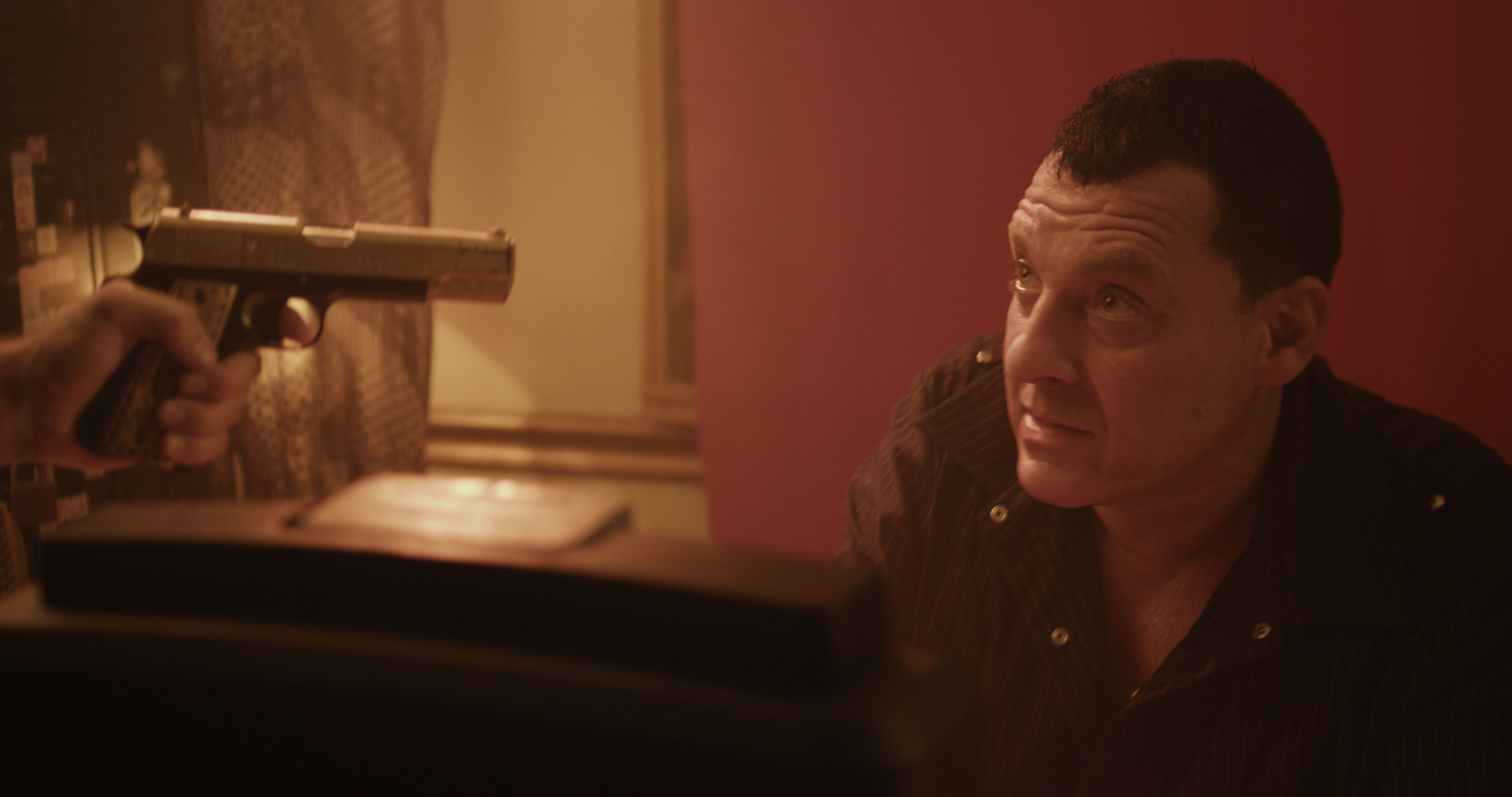 Tom points. Tom sizemore 1990.