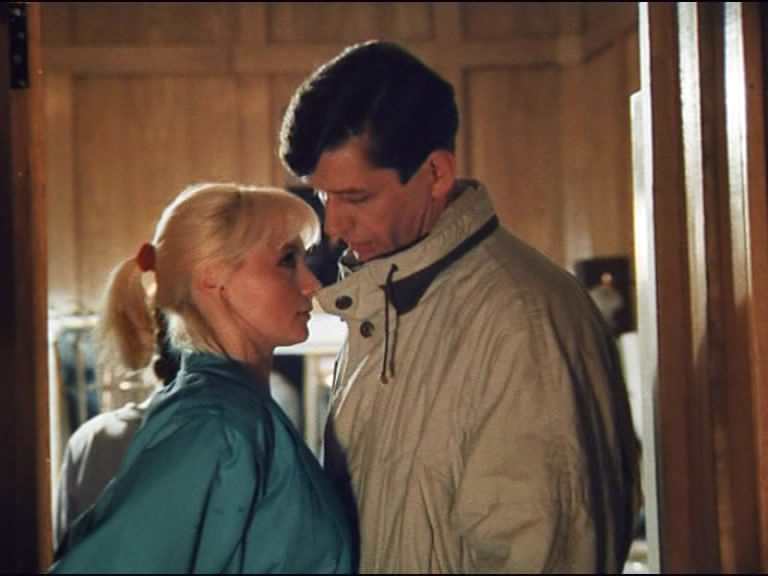 Sadomaso janrida erotik filmlar Onam qizini jinsiy aloqa qilish videosiga olib boradi