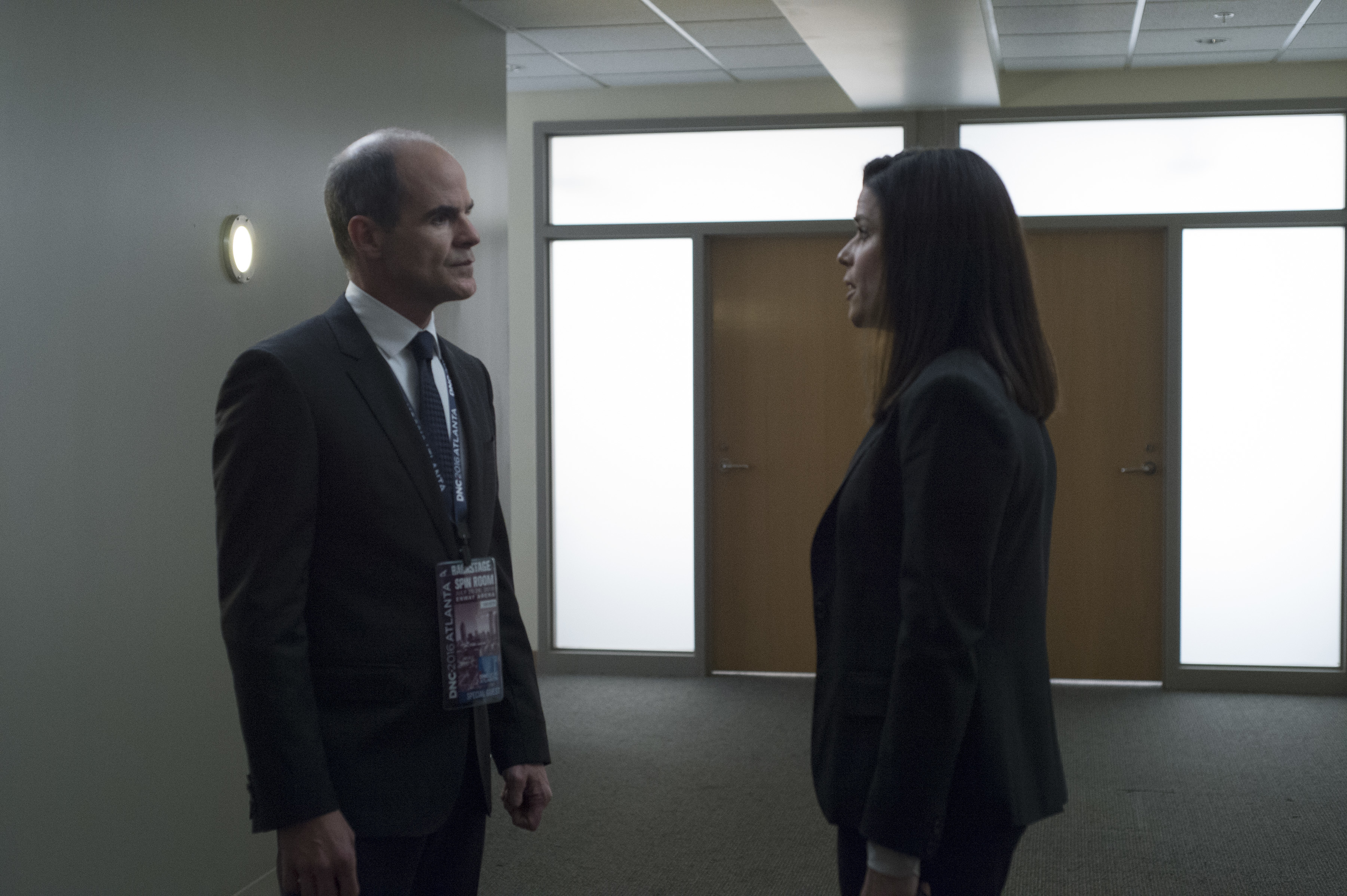 Neve Campbell and Michael Kelly in House of Cards (2013)