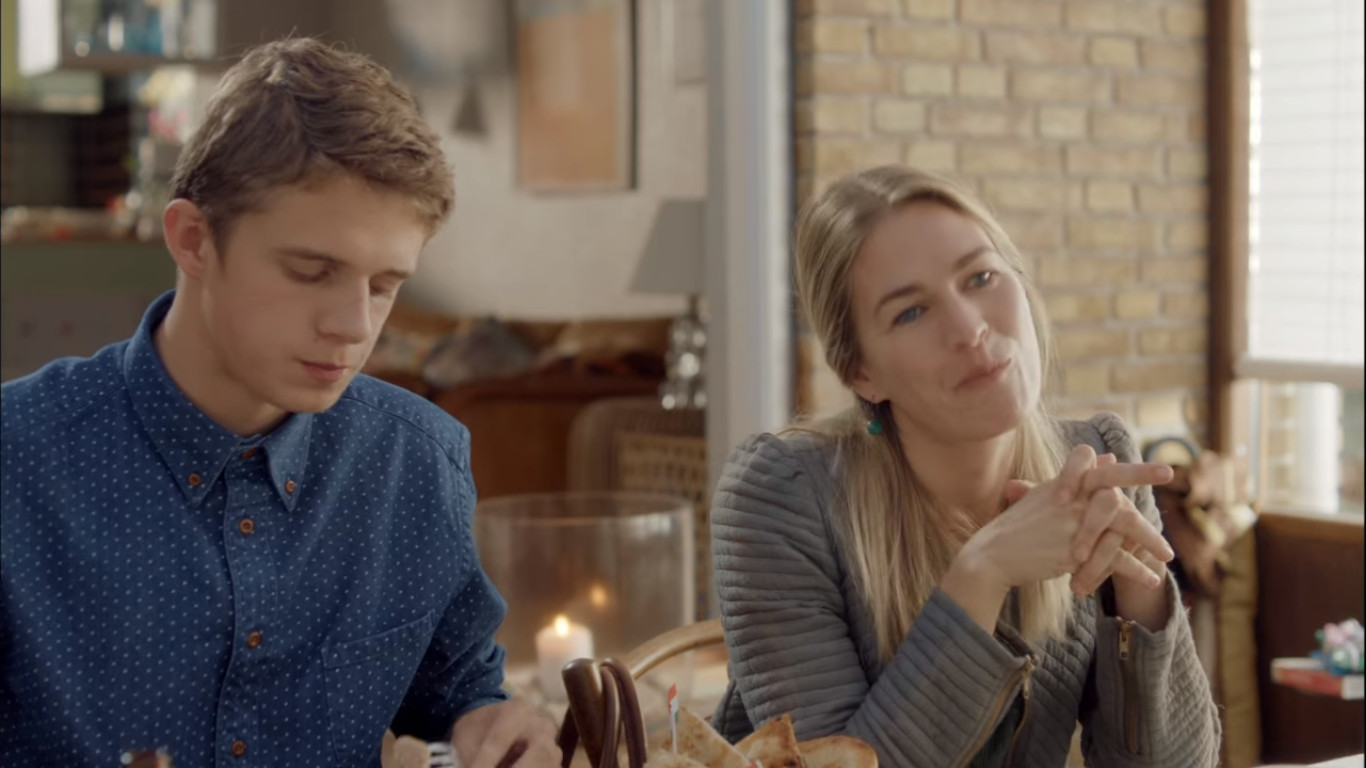 Stol ostidagi yubka ostida pantiessiz Jinsiy erotik soch turmagi