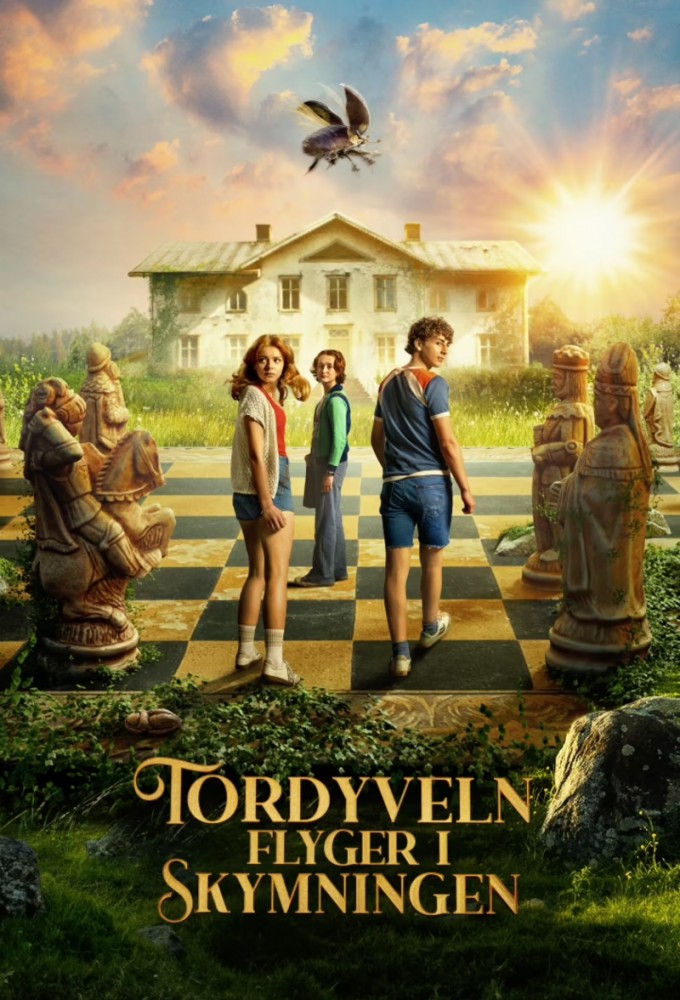 Tordyveln flyger i skymningen